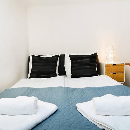 Central & Colorful Studio With Air Conditioning Будапеща Екстериор снимка