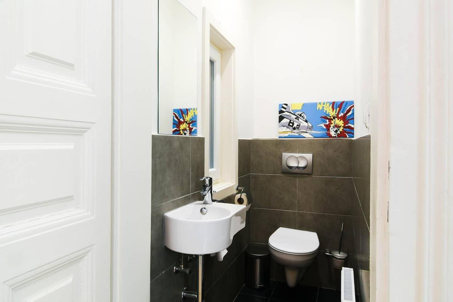 Central & Colorful Studio With Air Conditioning Будапеща Екстериор снимка
