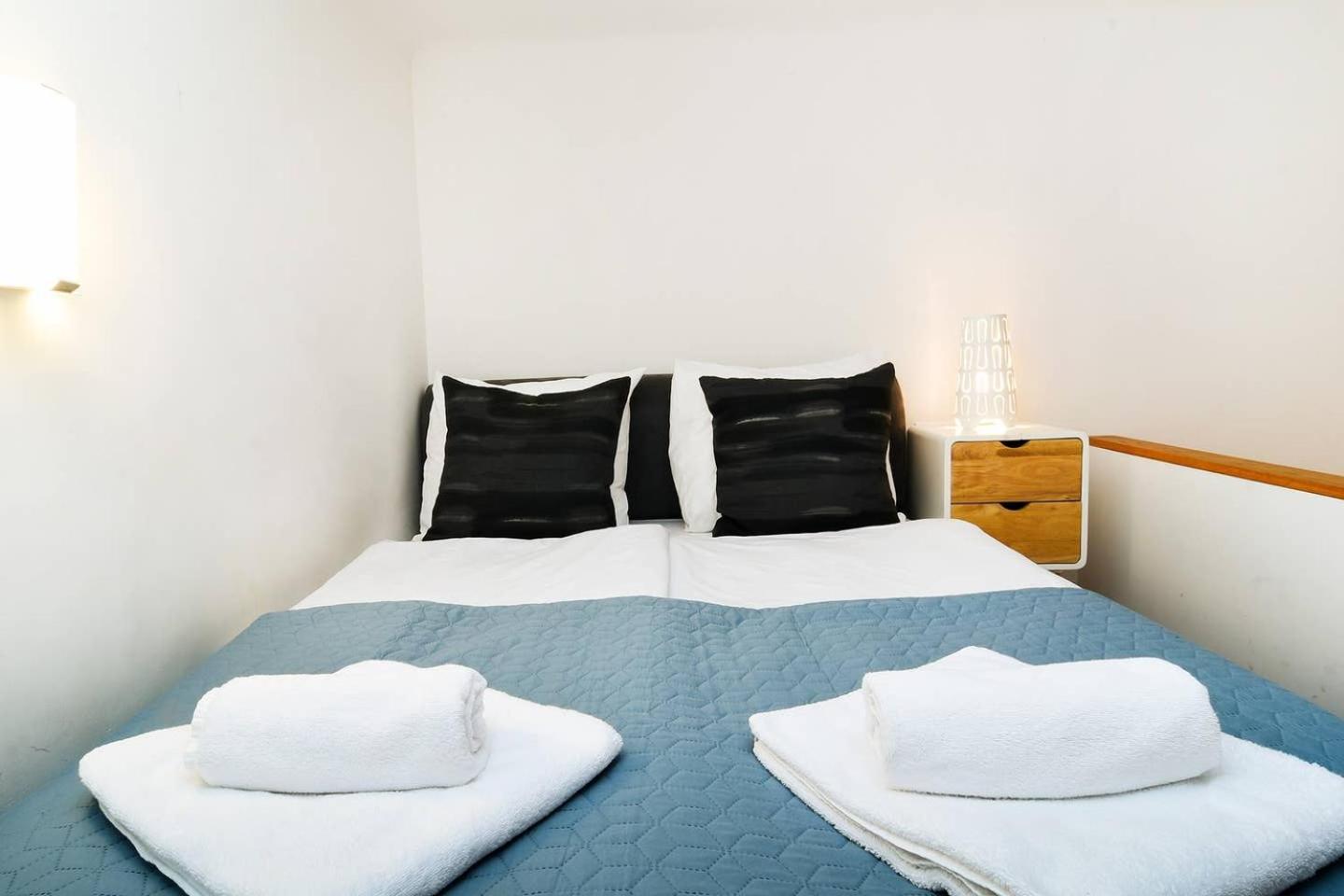 Central & Colorful Studio With Air Conditioning Будапеща Екстериор снимка
