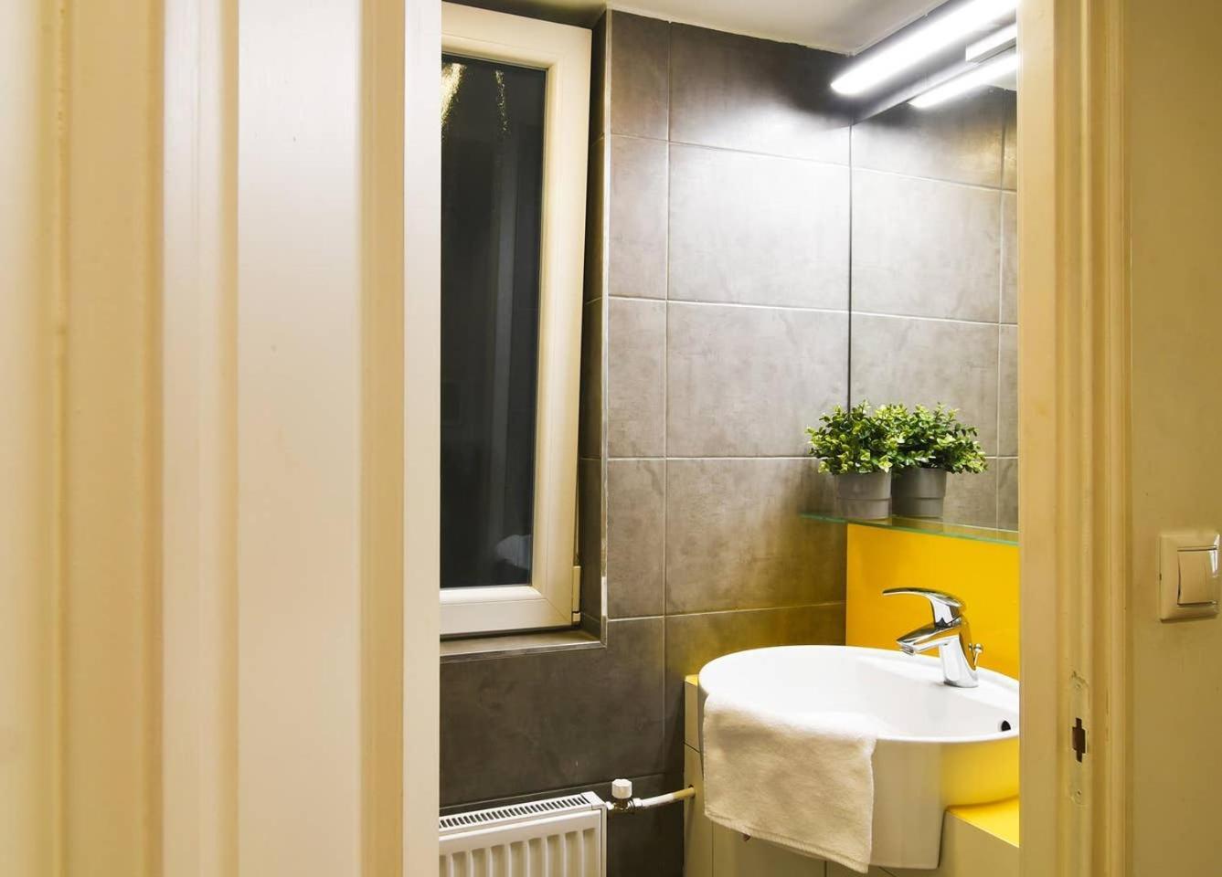 Central & Colorful Studio With Air Conditioning Будапеща Екстериор снимка