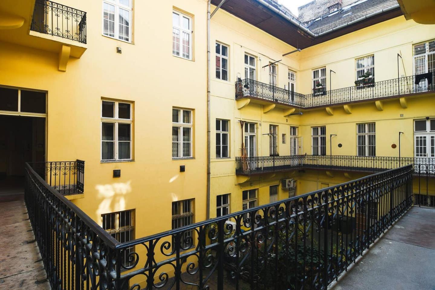 Central & Colorful Studio With Air Conditioning Будапеща Екстериор снимка